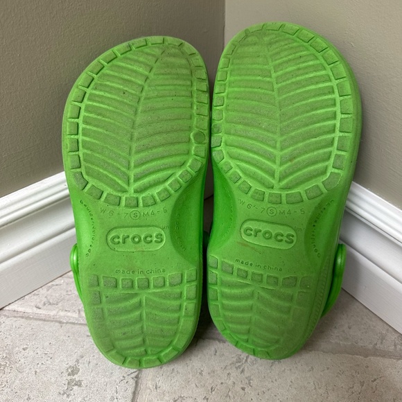 Bright Green Crocs - W Size 6 - 7 - Picture 5 of 6